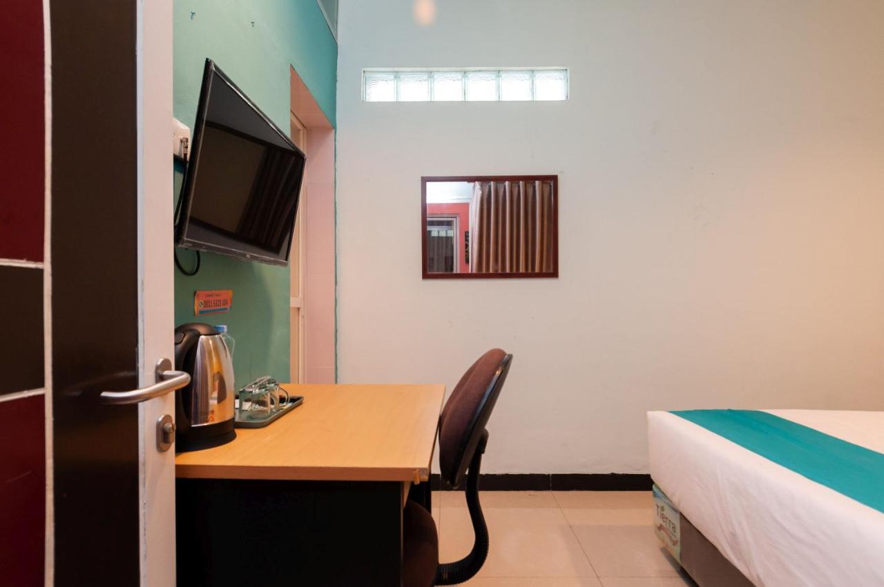 Sans Hotel Finest Medan Esterno foto