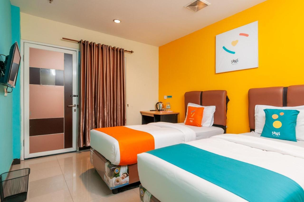 Sans Hotel Finest Medan Esterno foto